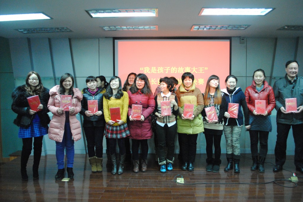 市关工委傅桂林副主任,市吉德堡总园园长高蕾,市梅岭小学教师孙燕作为